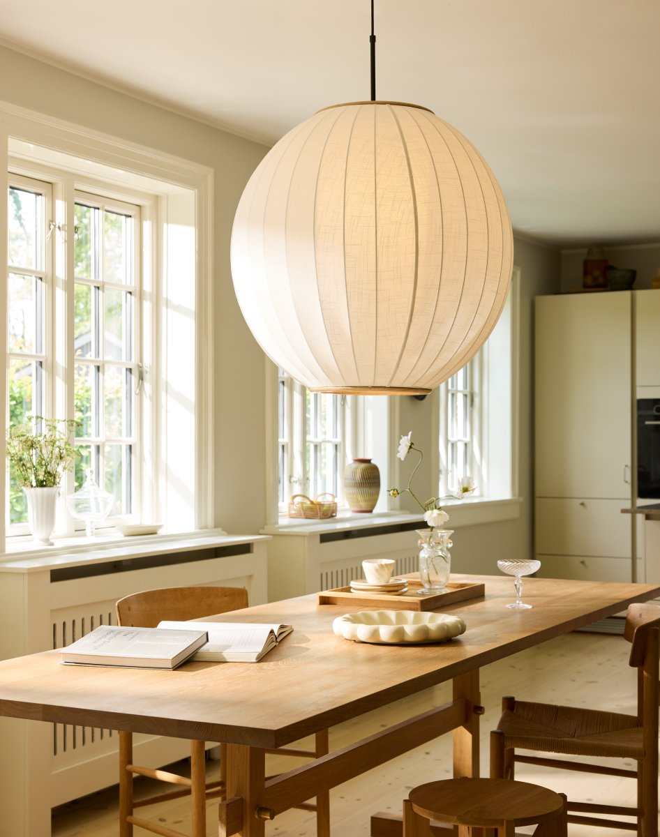 Balloon Ø70 Cremet hvid loftslampe Fra Halo Design - Den store, runde skærm er dækket af et cremet, linnedlignende tekstil og suppleres af dekorative detaljer i massivt træ i toppen og bunden.