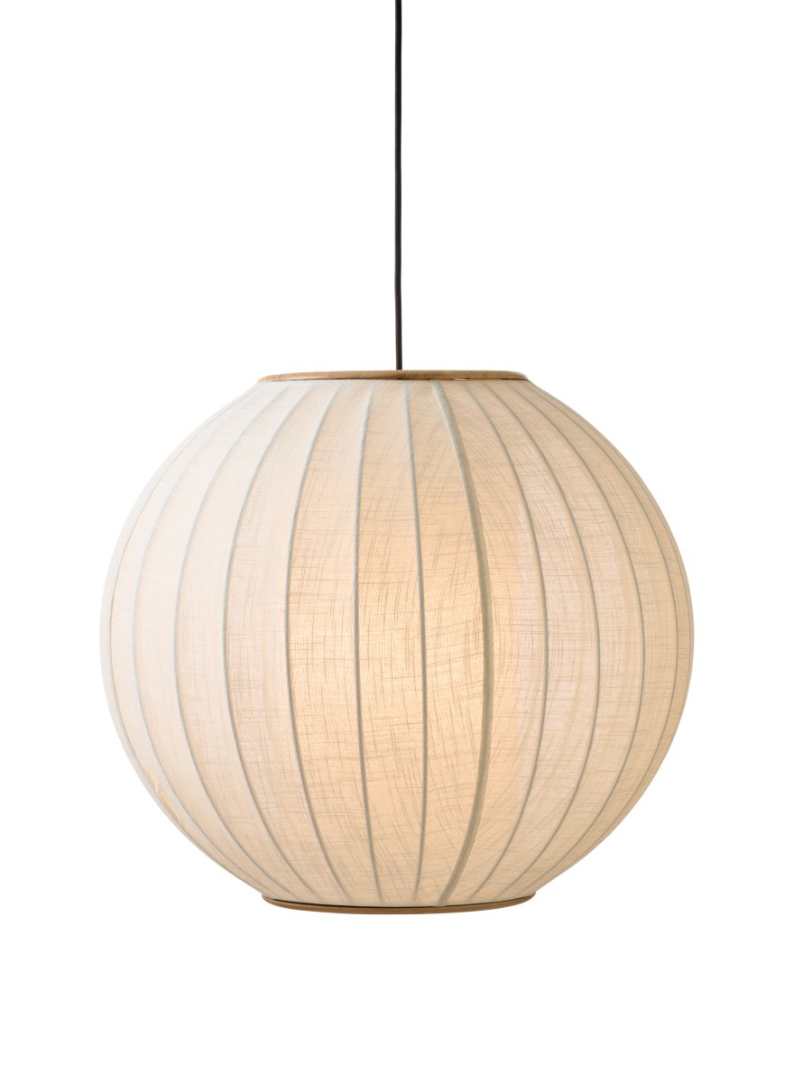 Balloon Ø70 Cremet hvid loftslampe Fra Halo Design - Den store, runde skærm er dækket af et cremet, linnedlignende tekstil og suppleres af dekorative detaljer i massivt træ i toppen og bunden.