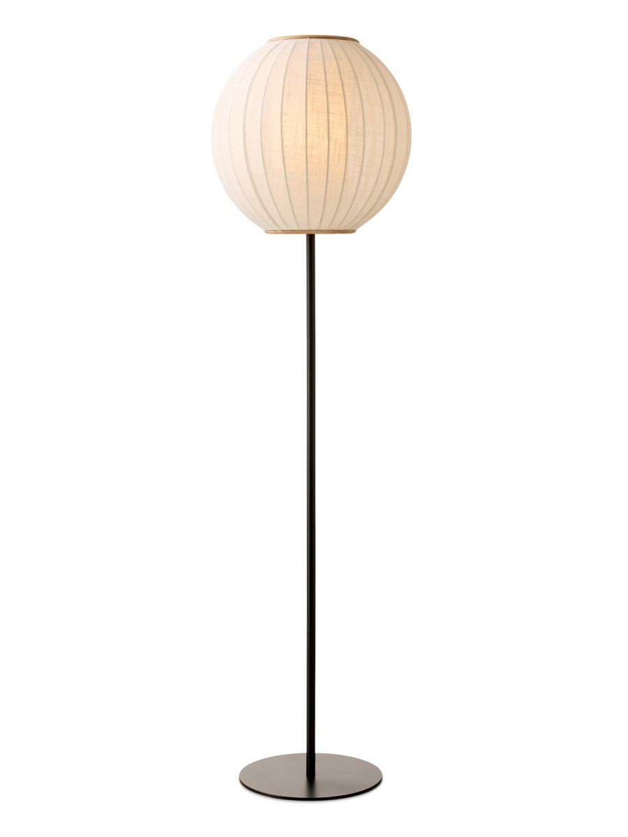 Balloon Cremet hvid gulvlampe Fra Halo Design - Den rundede skærm i cremet hvidt, linnedlignende tekstil suppleres af dekorative detaljer i massivt træ, der giver lampen et varmt og harmonisk udtryk.