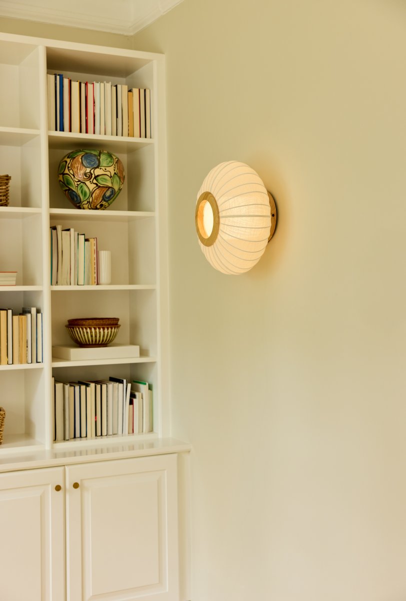 Balloon Ø40 Cremet hvid plafond Fra Halo Design - Den rundede, let flade skærm i cremehvidt, linnedlignende tekstil suppleres af dekorative detaljer i massivt træ, der giver lampen et varmt og harmonisk udtryk.
