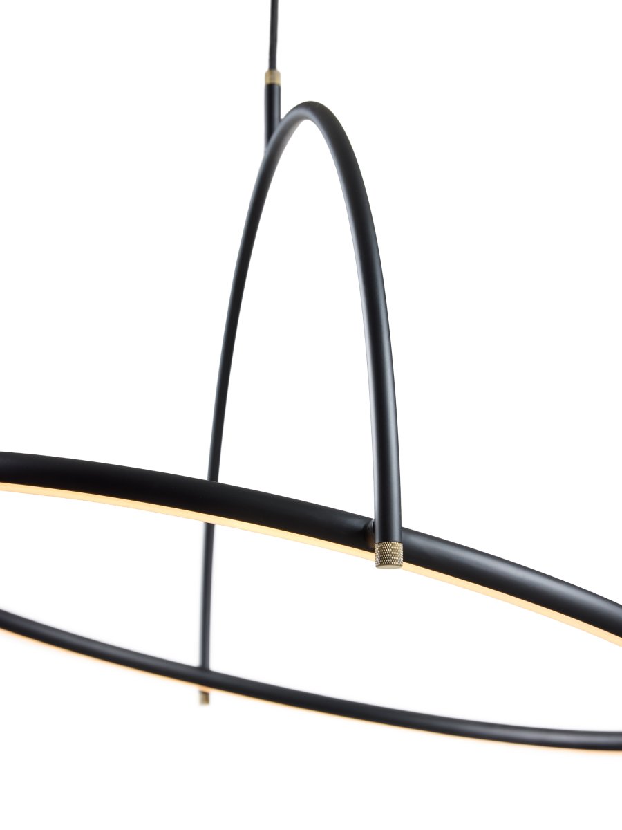 Tilit Ø40 Sort loftslampe Fra Halo Design - Tilt er en moderne loftspendel med et stilfuldt og minimalistisk design i sort metal og elegante detaljer i messing.