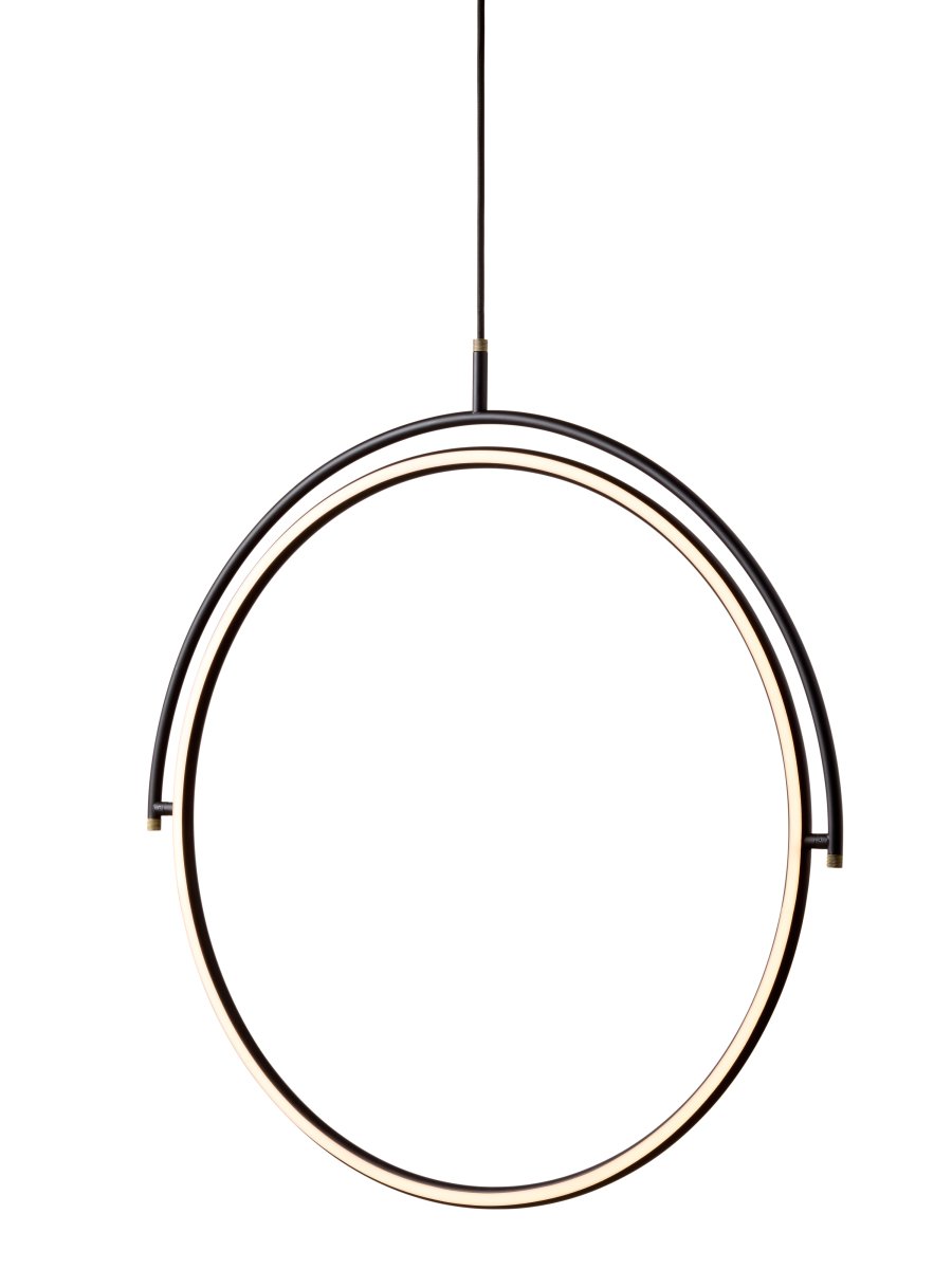 Tilt Ø60 Sort loftslampe Fra Halo Design - Tilt er en moderne loftspendel med et stilfuldt og minimalistisk design i sort metal og elegante detaljer i messing.