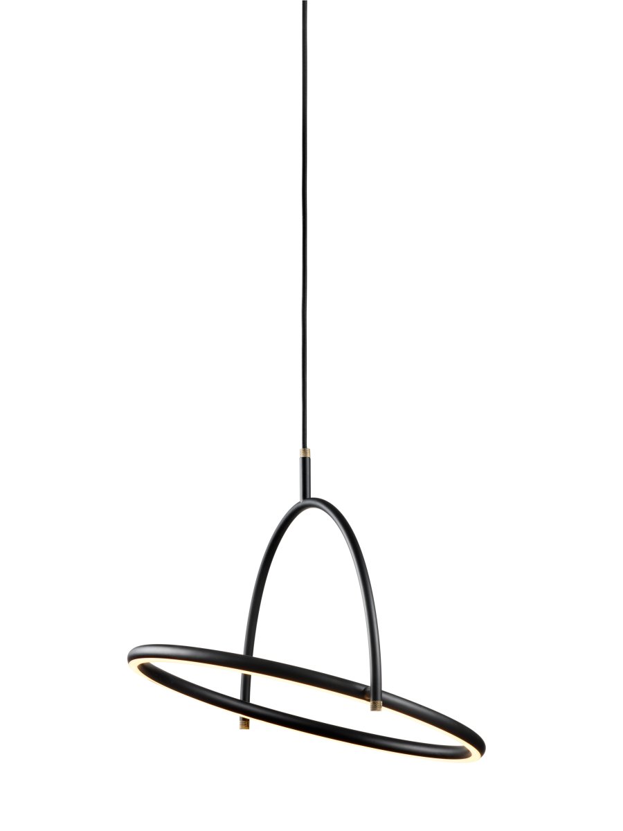 Tilit Ø40 Sort loftslampe Fra Halo Design - Tilt er en moderne loftspendel med et stilfuldt og minimalistisk design i sort metal og elegante detaljer i messing.