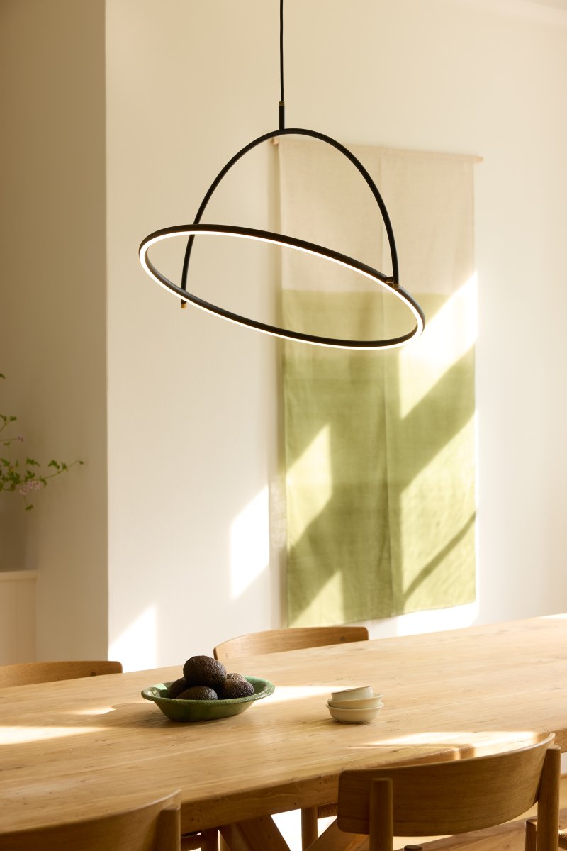 Tilt Ø60 Sort loftslampe Fra Halo Design - Tilt er en moderne loftspendel med et stilfuldt og minimalistisk design i sort metal og elegante detaljer i messing.