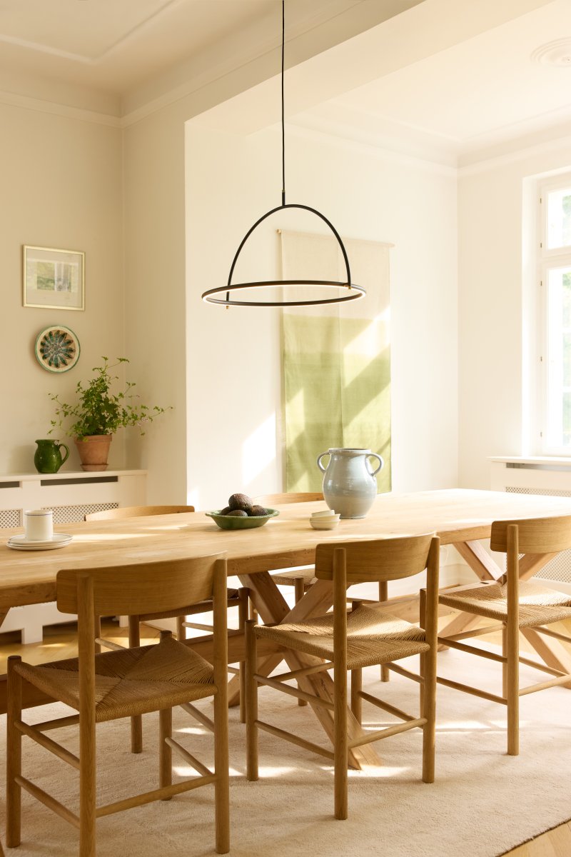 Tilt Ø60 Sort loftslampe Fra Halo Design - Tilt er en moderne loftspendel med et stilfuldt og minimalistisk design i sort metal og elegante detaljer i messing.