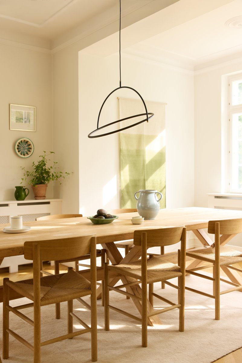 Tilt Ø60 Sort loftslampe Fra Halo Design - Tilt er en moderne loftspendel med et stilfuldt og minimalistisk design i sort metal og elegante detaljer i messing.