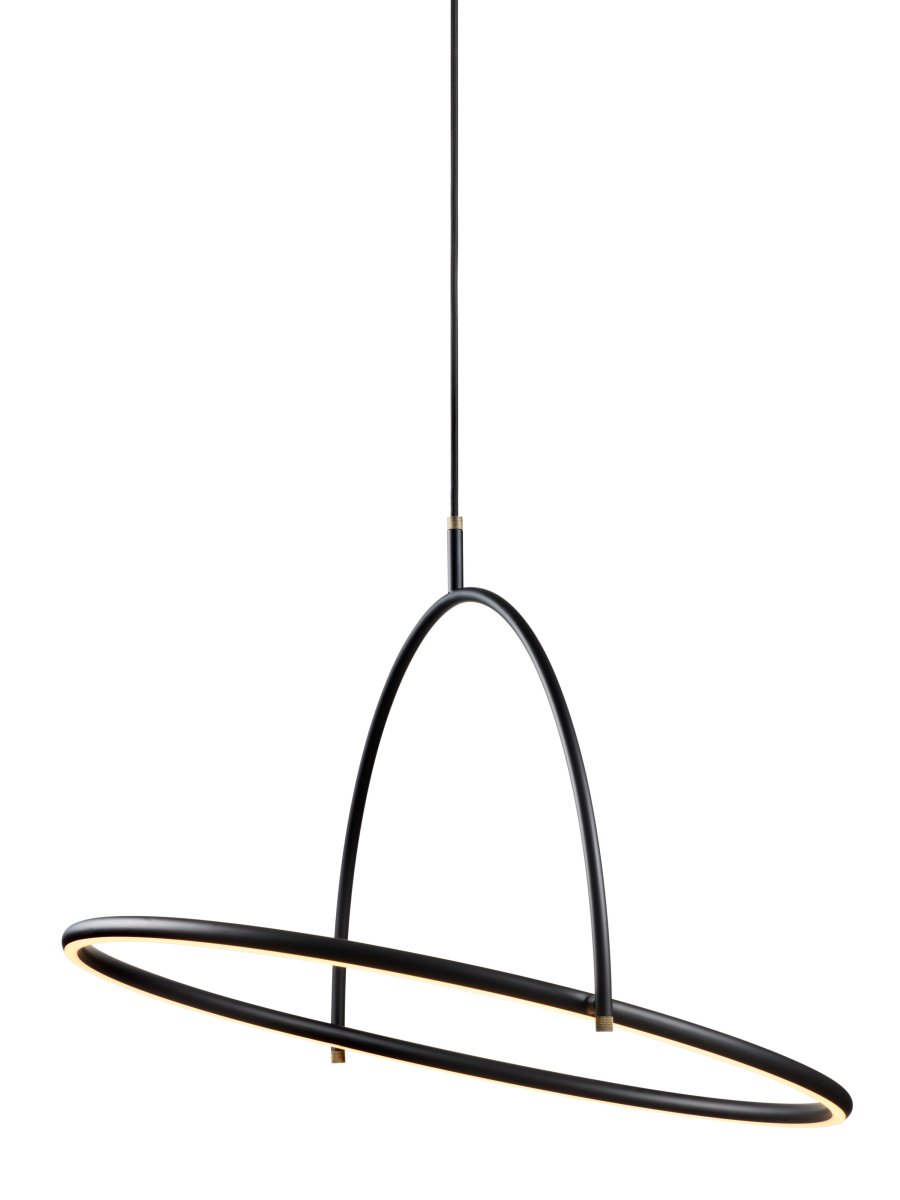 Tilt Ø60 Sort loftslampe Fra Halo Design - Tilt er en moderne loftspendel med et stilfuldt og minimalistisk design i sort metal og elegante detaljer i messing.