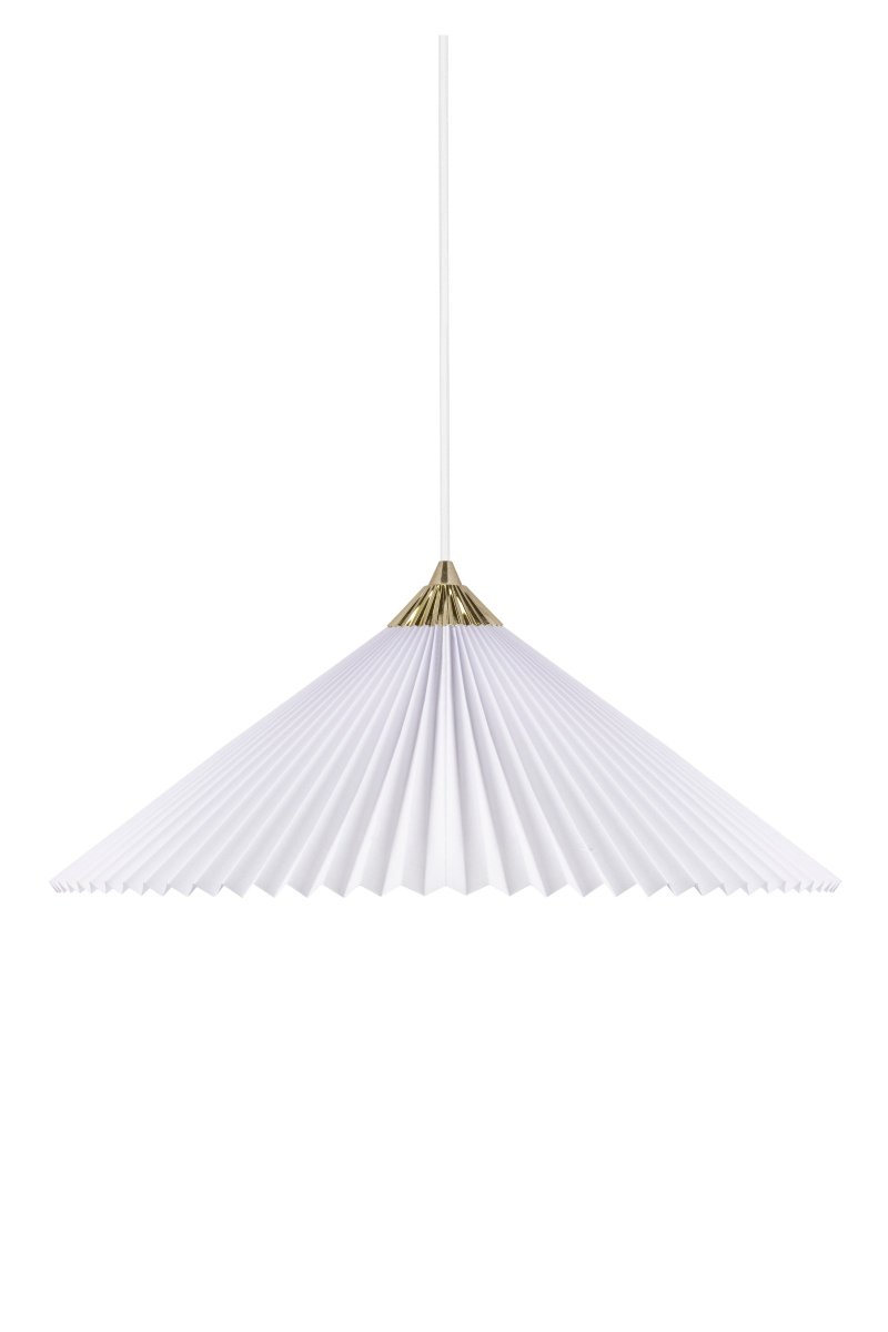 Matisse Ø60 Hvid loftslampe Fra Globen Lighting - Lampen har en plisseret hvid tekstilskærm og er dekoreret med en matchende plisseret top i messingfarvet metal.