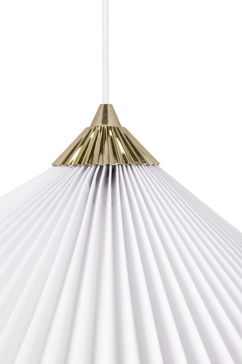 Matisse Ø60 Hvid loftslampe Fra Globen Lighting - Lampen har en plisseret hvid tekstilskærm og er dekoreret med en matchende plisseret top i messingfarvet metal.