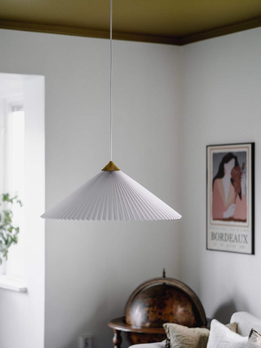 Matisse Ø60 Hvid loftslampe Fra Globen Lighting - Lampen har en plisseret hvid tekstilskærm og er dekoreret med en matchende plisseret top i messingfarvet metal.
