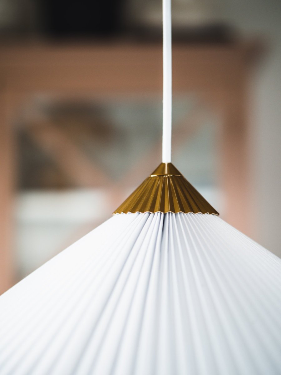 Matisse Ø60 Hvid loftslampe Fra Globen Lighting - Lampen har en plisseret hvid tekstilskærm og er dekoreret med en matchende plisseret top i messingfarvet metal.