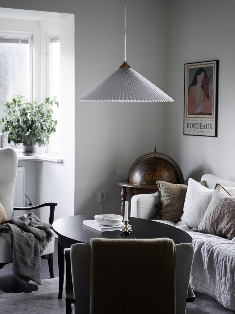Matisse Ø60 Hvid loftslampe Fra Globen Lighting - Lampen har en plisseret hvid tekstilskærm og er dekoreret med en matchende plisseret top i messingfarvet metal.