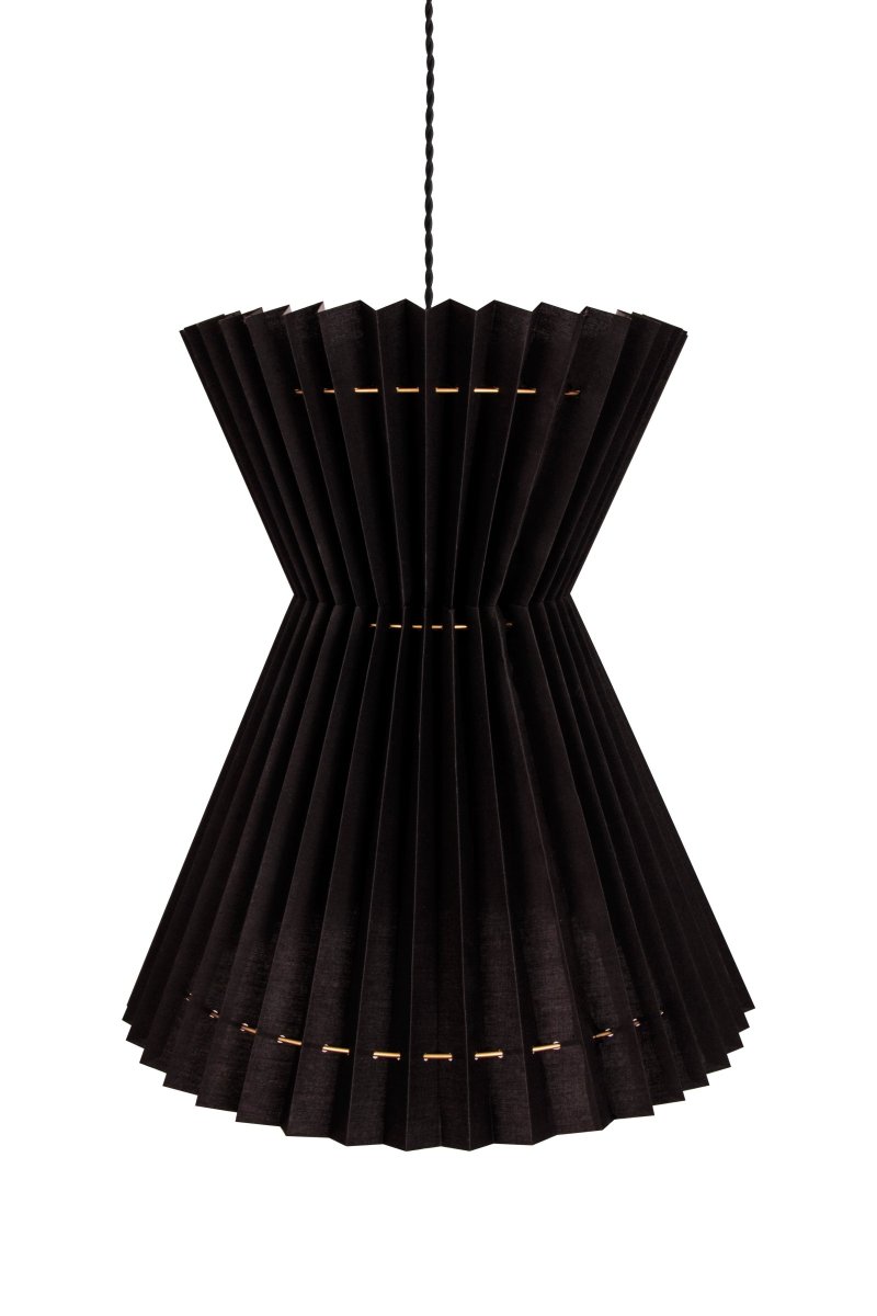 Maiden Ø40 Sort loftslampe Fra Globen Lighting - Lampen er lavet af sort tekstil med transparent plast indvendig og forsynet med dekorative metalringe i messingfarve.