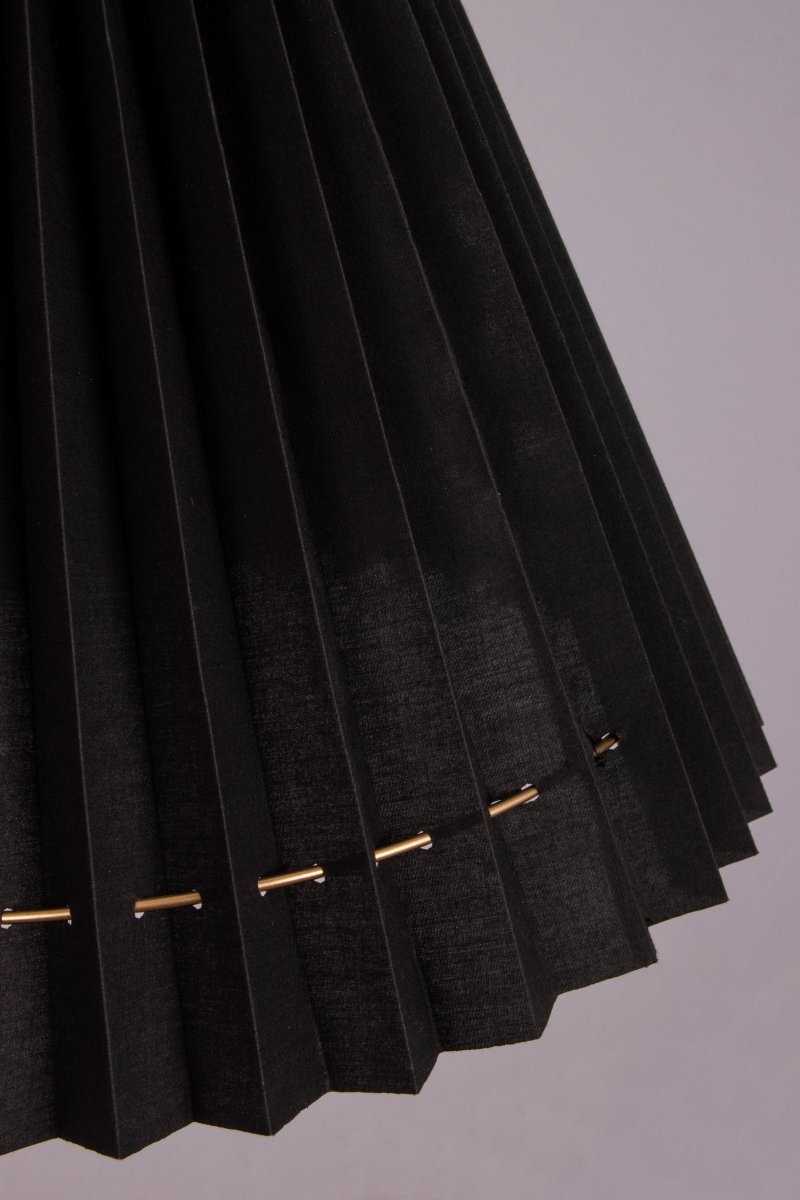 Maiden Ø40 Sort loftslampe Fra Globen Lighting - Lampen er lavet af sort tekstil med transparent plast indvendig og forsynet med dekorative metalringe i messingfarve.