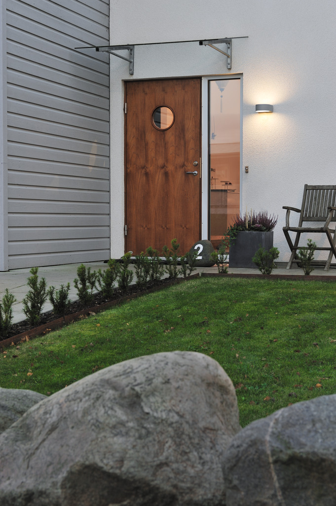 Teramo Grå udendørslampe Fra Konstsmide - Skab en elegant og moderne belysningsløsning til din facade med denne grå væglampe, der lyser både op og ned.