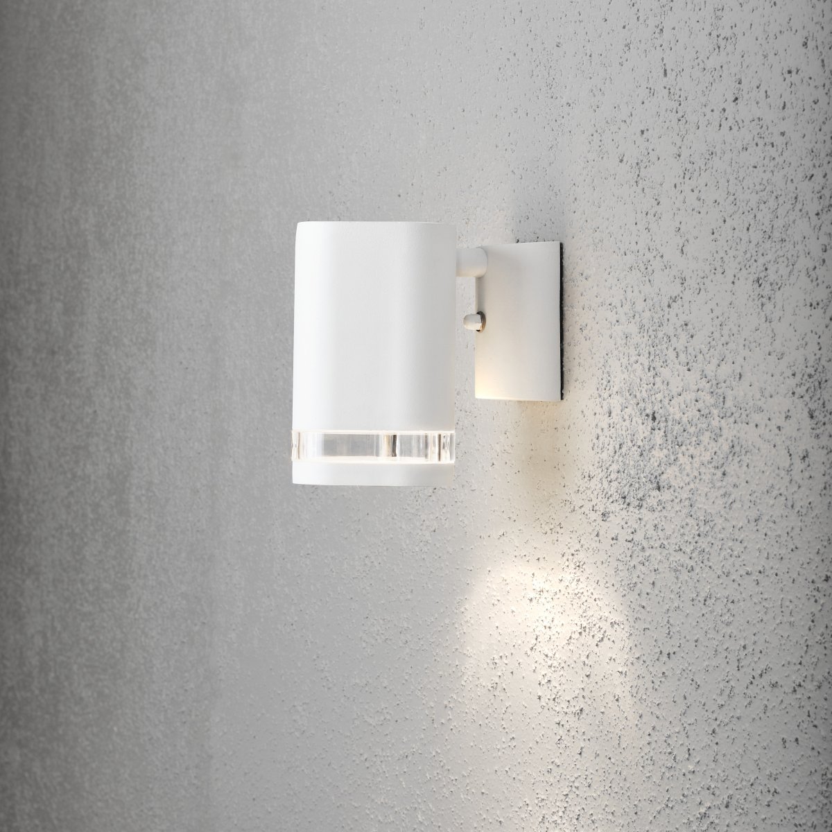 Modena Hvid udendørslampe Fra Konstsmide - Modena er en stilfuld facadelampe i hvidlakeret aluminium med en elegant detalje i transparent akrylglas, der giver lampen et moderne udtryk.
