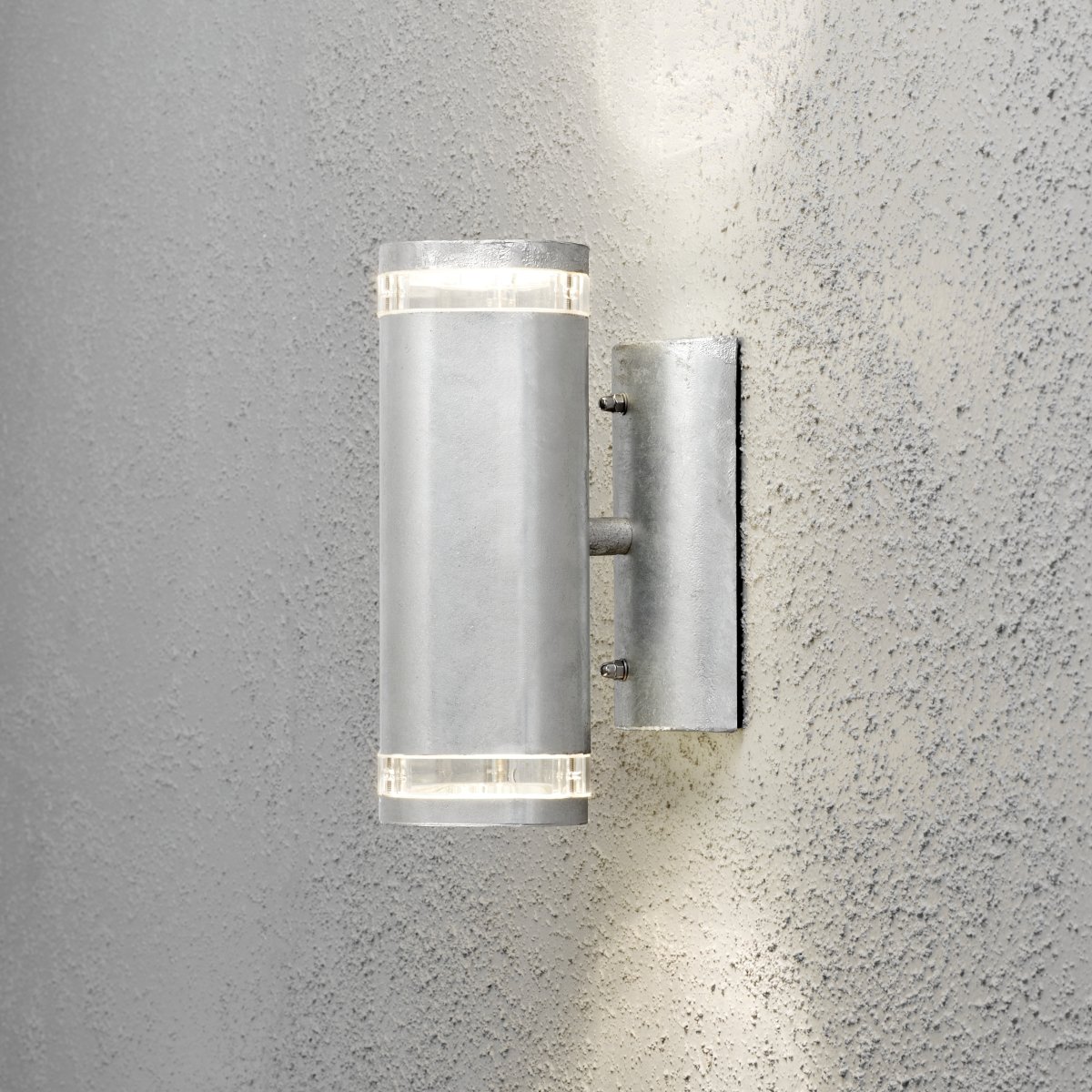 Modena II Galvaniseret udendørslampe Fra Konstsmide - Lyset er rettet b&aring;de opad og nedad og skaber et dekorativt og effektfuldt lysbillede, der l&oslash;fter facaden og giver haven en indbydende fornemmelse.