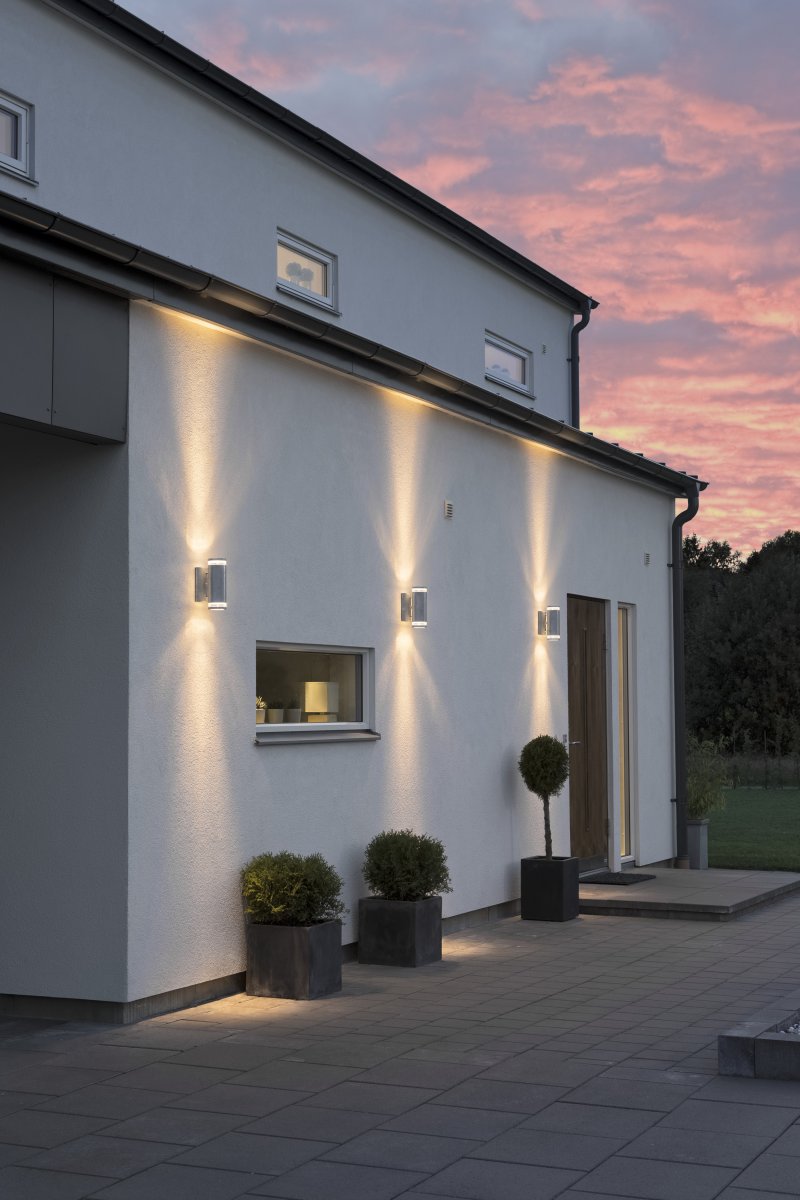 Modena II Galvaniseret udendørslampe Fra Konstsmide - Lyset er rettet b&aring;de opad og nedad og skaber et dekorativt og effektfuldt lysbillede, der l&oslash;fter facaden og giver haven en indbydende fornemmelse.