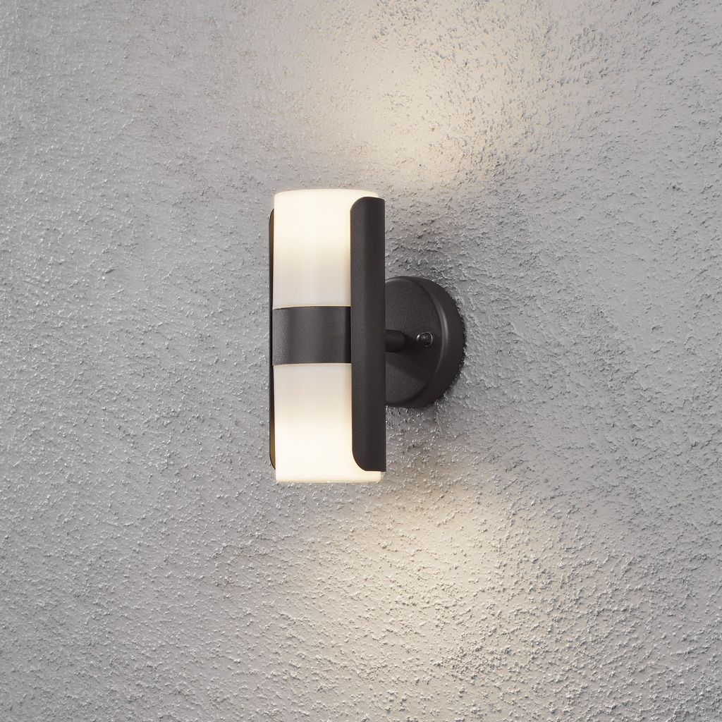 Modena Sort udendørslampe Fra Konstsmide - Med en robust konstruktion og tidssvarende design er den perfekt til både moderne og klassiske facader.