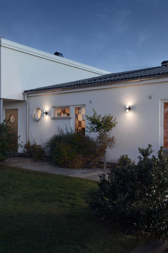 Modena Sort udendørslampe Fra Konstsmide - Med en robust konstruktion og tidssvarende design er den perfekt til både moderne og klassiske facader.