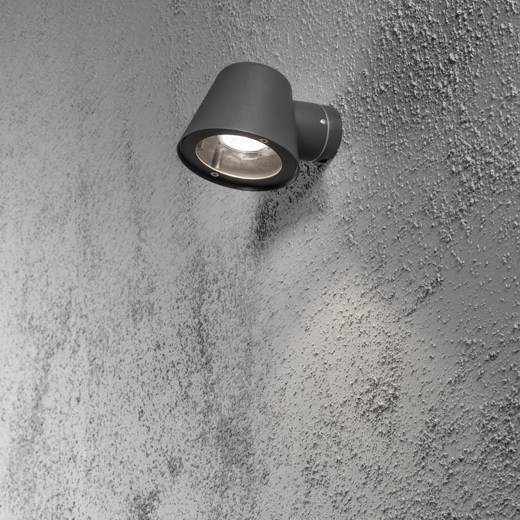 Trieste Mørkegrå udendørslampe Fra Konstsmide - Med sit afrundede design og direkte lys er den ideel til at skabe en sofistikeret atmosfære i entre og gange.