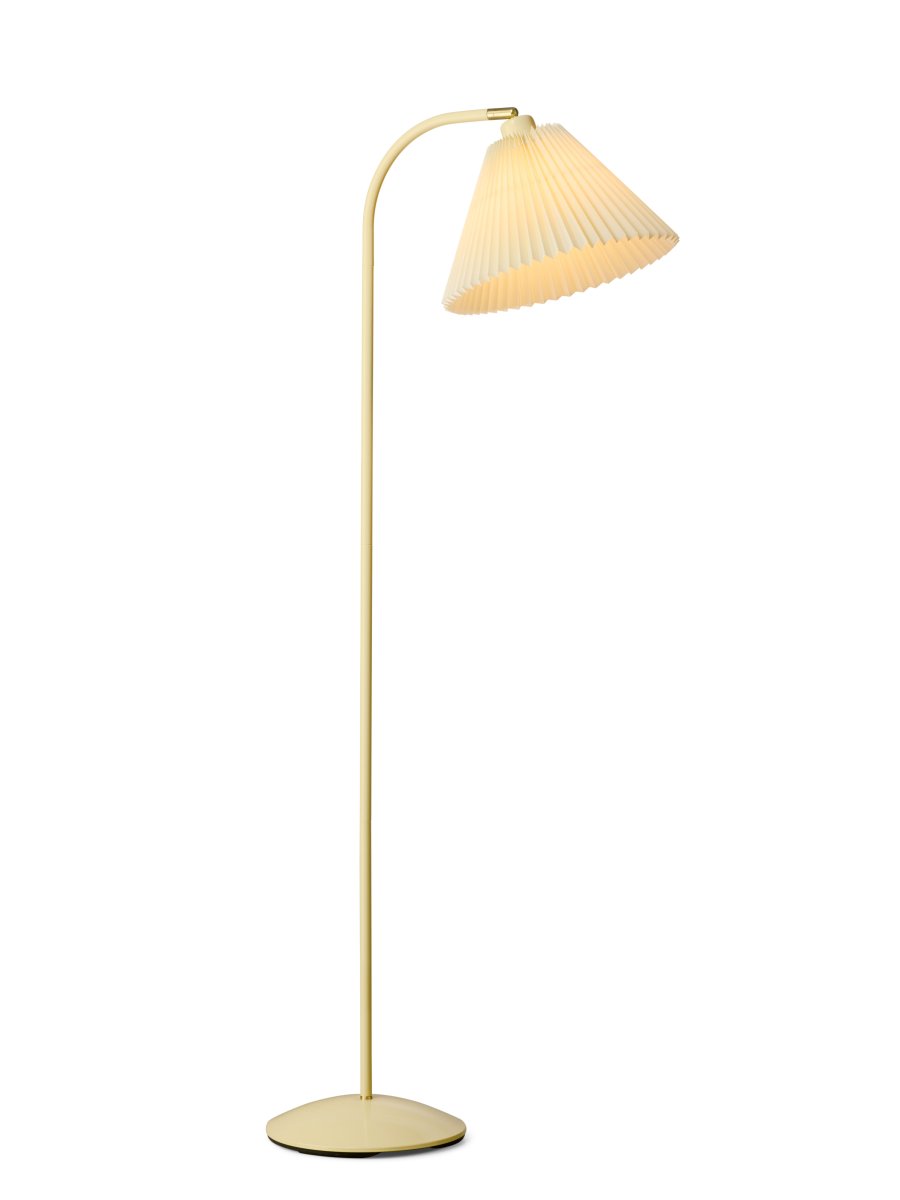 Medina Cremet hvid gulvlampe Fra Halo Design - Den cremehvide metalramme suppleres af en smuk plisseret tekstilskærm i matchende skærm og dekorative detaljer i messing.