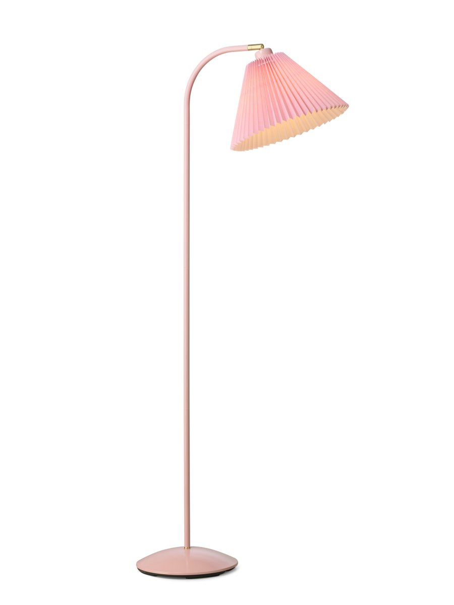 Medina Lyserød gulvlampe Fra Halo Design - Den lyserøde metalramme suppleres af en smuk plisseret tekstilskærm i matchende skærm og dekorative detaljer i messing.
