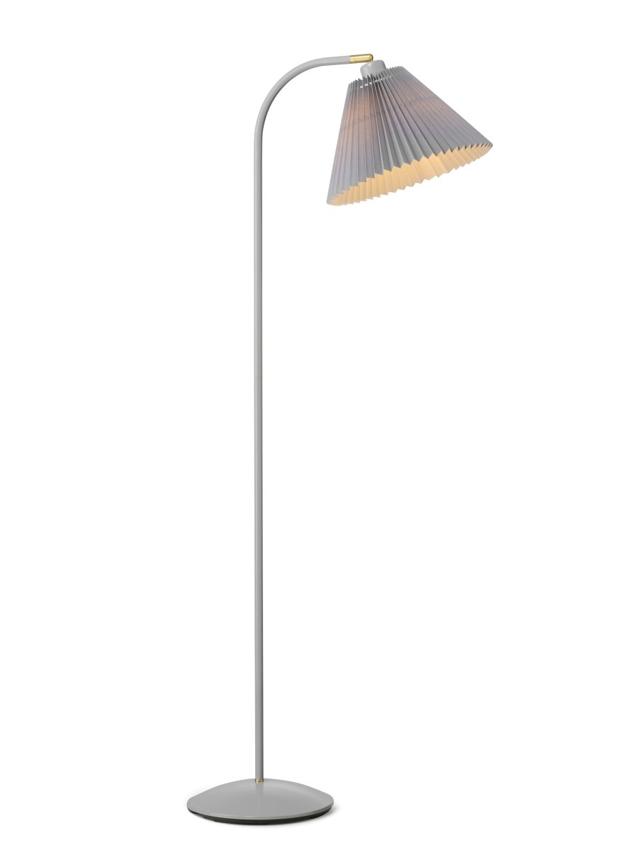 Medina Grå gulvlampe Fra Halo Design - Det grå metalstel suppleres af en smuk plisseret tekstilskærm i matchende skærm og dekorative detaljer i messing.