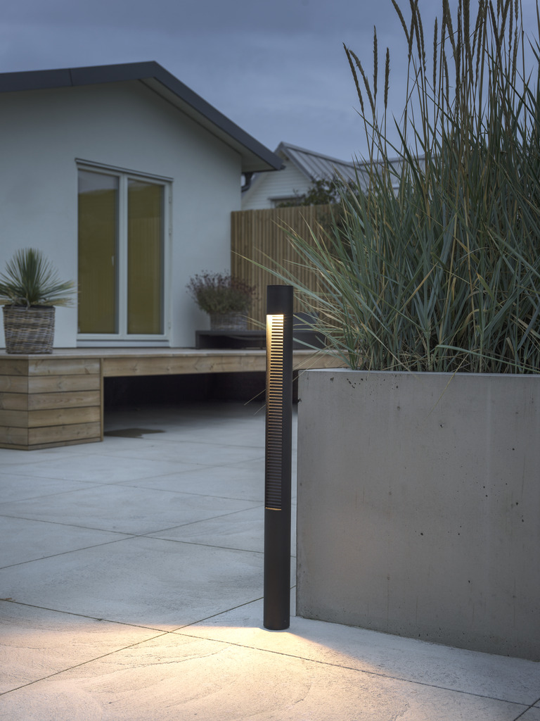 Udine 97cm Sort pullerter Fra Konstsmide - Denne moderne og stilfulde stolpe er ideel til at belyse korridorer eller haver med et blødt og energieffektivt lys.