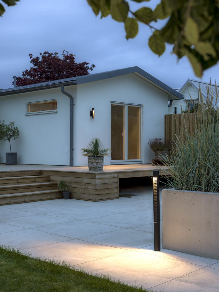 Udine 97cm Sort pullerter Fra Konstsmide - Denne moderne og stilfulde stolpe er ideel til at belyse korridorer eller haver med et blødt og energieffektivt lys.