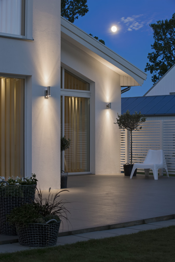 Modena Sølv udendørslampe Fra Konstsmide - Lampens stilrene og moderne design falder ind i alle facader og tænder automatisk, når den mærker bevægelse, hvilket giver ekstra tryghed i entre og entre.