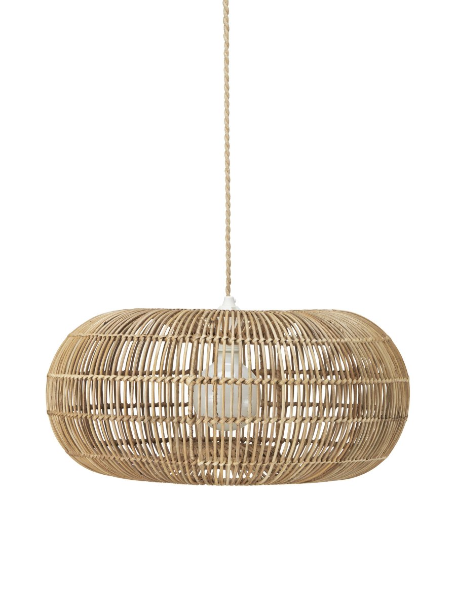 Zuri Ø50 Natur loftslampe Fra PR Home - Skærmen er lavet af formede rattan stænger, der er smukt sammenflettet, hvilket gør hver skærm unik.