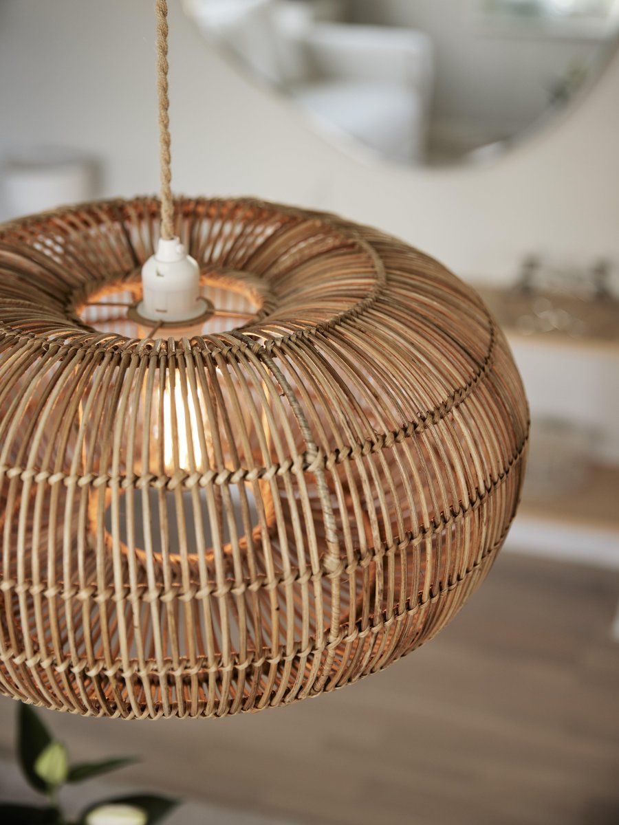 Zuri Ø50 Natur loftslampe Fra PR Home - Skærmen er lavet af formede rattan stænger, der er smukt sammenflettet, hvilket gør hver skærm unik.