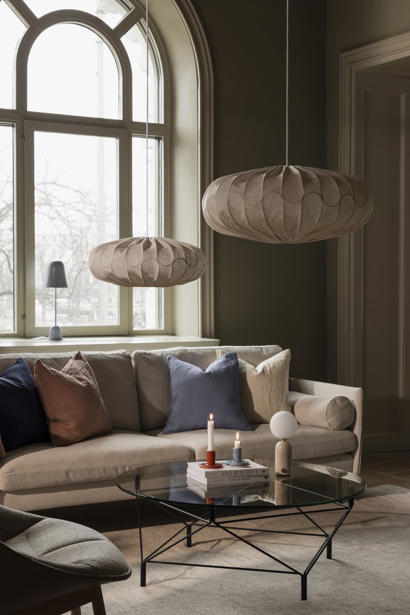 Bladverk Skærm Ekskl. Ophæng Ø70 Beige loftslampe Fra Globen Lighting - Tekstilet bidrager til et varmt og behageligt lys, der passer fint ind i både soveværelser og stuer.