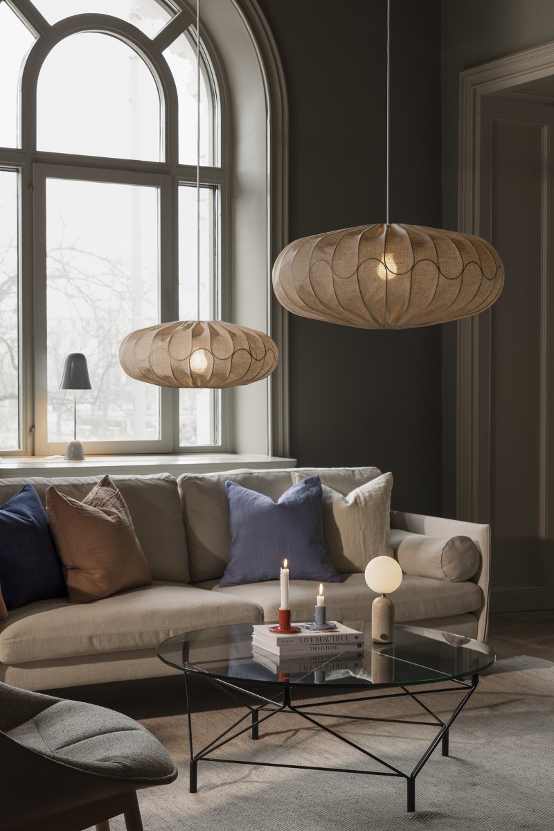 Bladverk Skærm Ekskl. Ophæng Ø50 Beige loftslampe Fra Globen Lighting - Tekstilet bidrager til et varmt og behageligt lys, der passer fint ind i både soveværelser og stuer.
