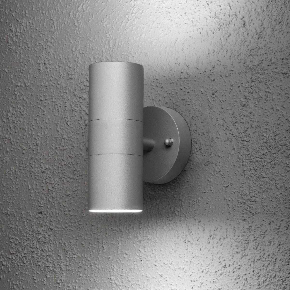 Modena Grå udendørslampe Fra Konstsmide - Lampen spreder lyset b&aring;de opad og nedad og skaber et dekorativt lysbillede, der fremh&aelig;ver facaden og giver en im&oslash;dekommende f&oslash;lelse udend&oslash;rs.