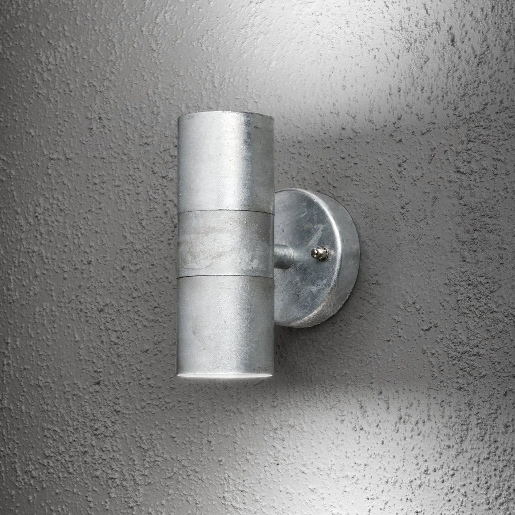 Modena Galvaniseret stål udendørslampe Fra Konstsmide - Denne lampe er lavet af materialer af h&oslash;j kvalitet for lang holdbarhed og er b&aring;de funktionel og stilfuld &ndash; et fremragende valg til at forbedre udend&oslash;rsmilj&oslash;et!