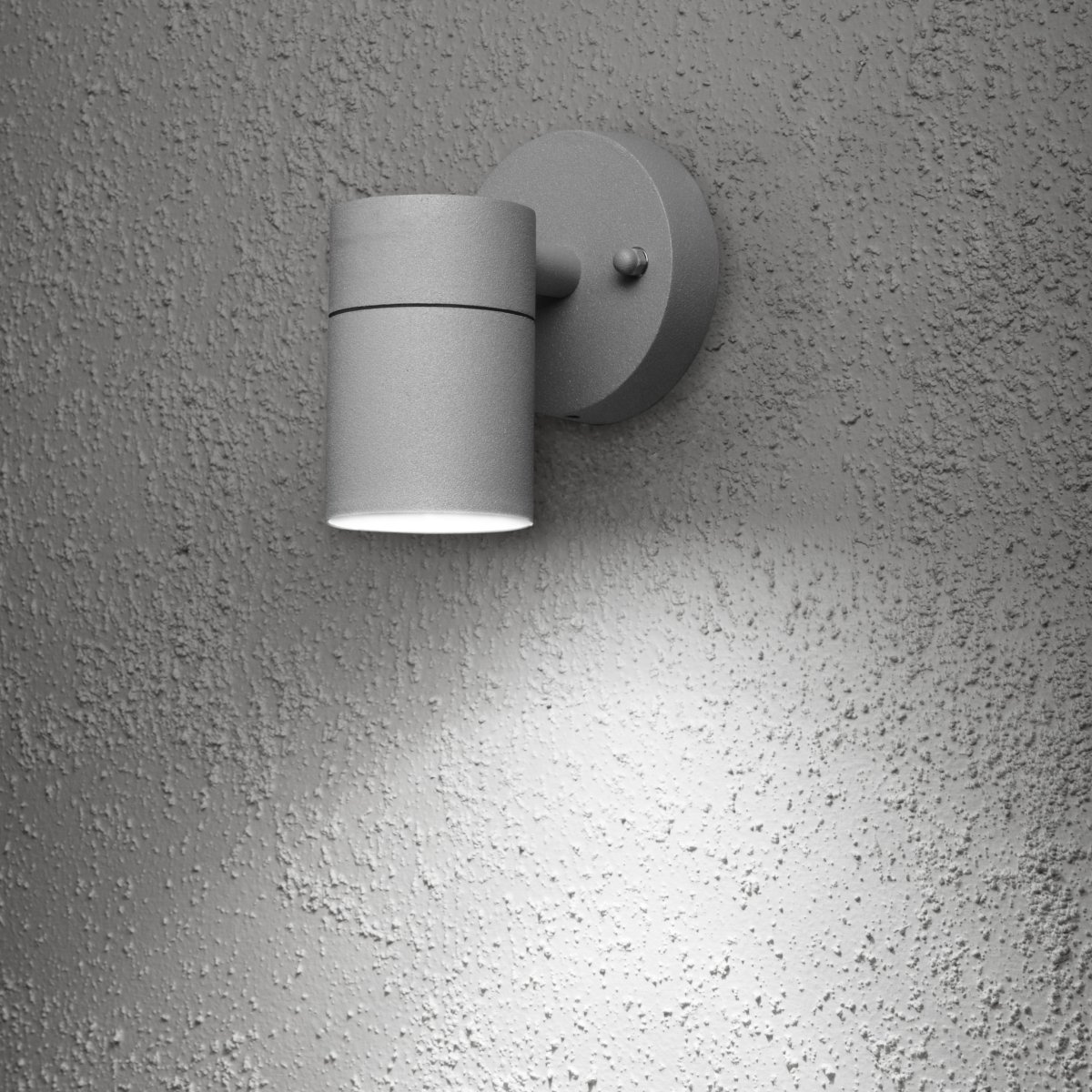 Modena Grå udendørslampe Fra Konstsmide - Lyset er rettet nedad og skaber et bl&oslash;dt og effektivt lysbillede, der fremh&aelig;ver facaden og giver en behagelig udend&oslash;rsbelysning.