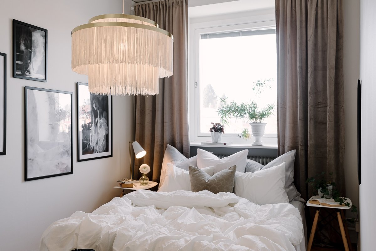 Frans Ø52 Hvid loftslampe Fra Globen Lighting - Ledningerne m&oslash;der metal i en messingfinish og skaber en elegant kontrast, der giver lampen et udtryksfuldt formsprog.