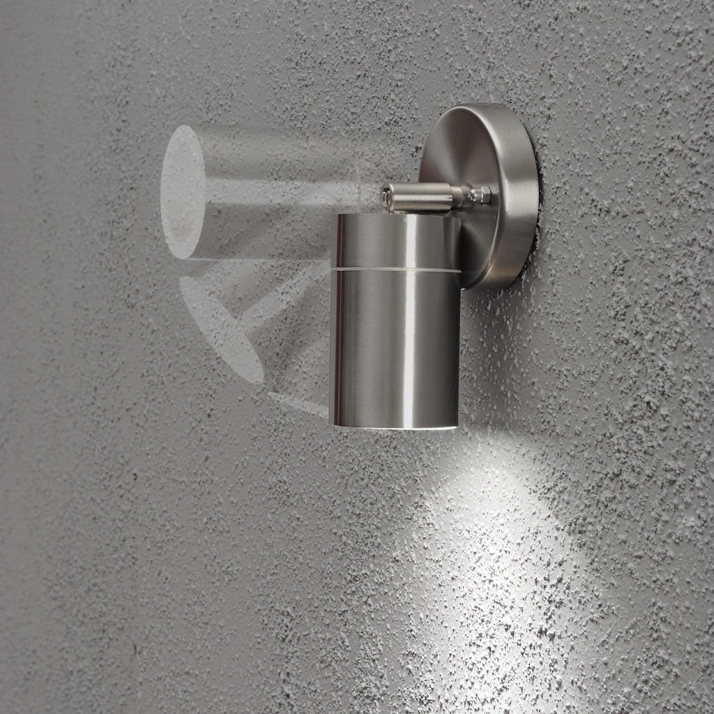 Modena Sølv udendørslampe Fra Konstsmide - Lampen er retningsbestemt, hvilket giver et praktisk og effektivt lys, der skaber tryghed og elegance i udemiljøet.