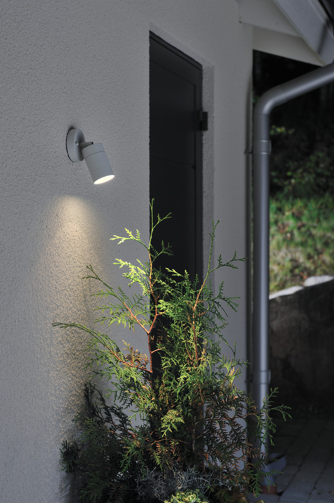 Modena Grå udendørslampe Fra Konstsmide - Lampen er retningsbestemt, hvilket giver et praktisk og effektivt lys, der skaber tryghed og elegance i udemiljøet.