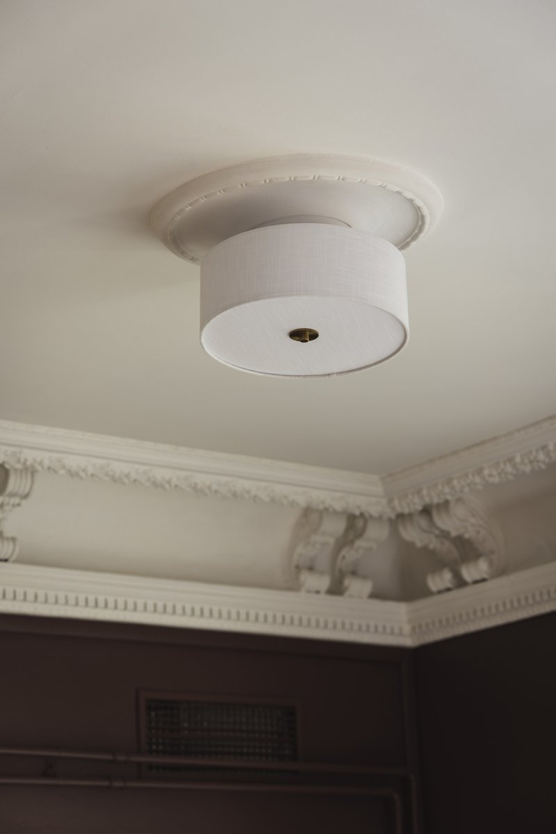 Noah Ø35 Hvid plafond Fra Globen Lighting - Noah er en stilfuld og dekorativ loftslampe, håndlavet i hvidt hørstof med en smuk, levende struktur.