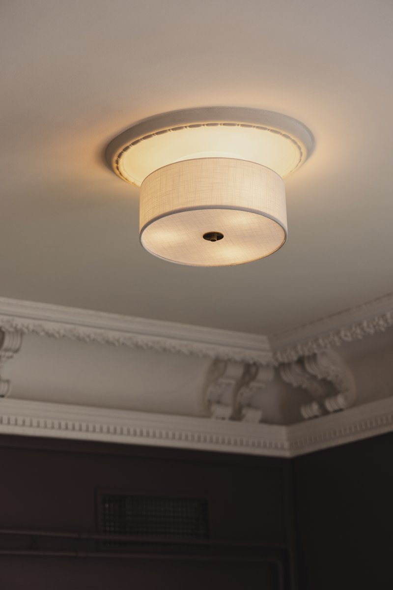 Noah Ø35 Hvid plafond Fra Globen Lighting - Noah er en stilfuld og dekorativ loftslampe, håndlavet i hvidt hørstof med en smuk, levende struktur.