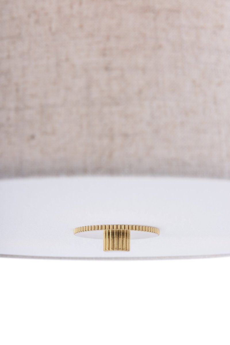 Noah Ø50 Beige plafond Fra Globen Lighting - Lampen er kombineret med en detalje i poleret messing, stoffet har et levende m&oslash;nster og en hvid bl&aelig;ndingsbeskyttelse i bunden for at sprede et behageligt lys.