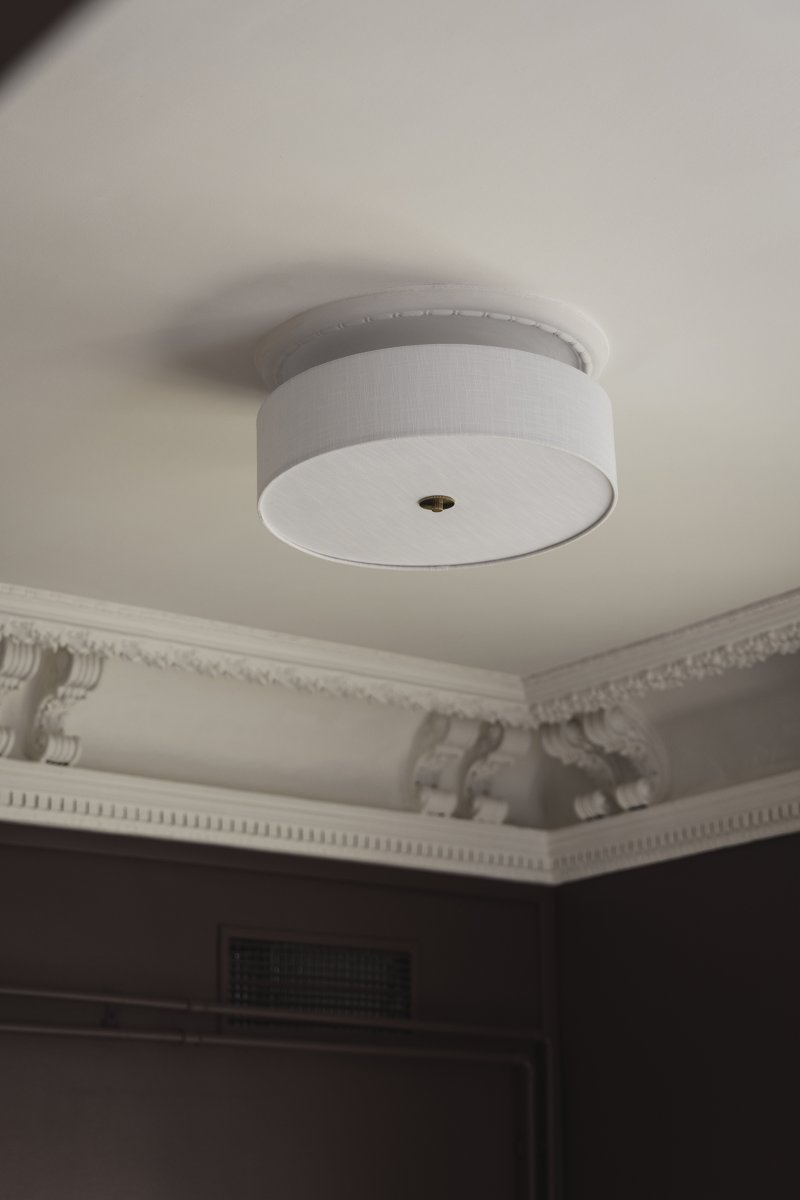 Noah Ø50 Hvid plafond Fra Globen Lighting - Noah er en stilfuld og dekorativ loftslampe, håndlavet i hvidt hørstof med en smuk, levende struktur.