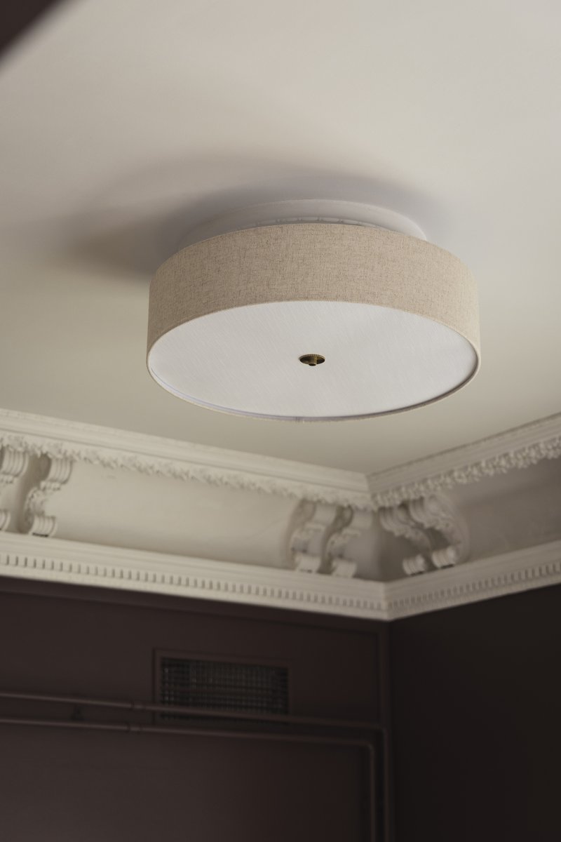 Noah Ø65 Beige plafond Fra Globen Lighting - Lampen er kombineret med en detalje i poleret messing, stoffet har et levende mønster og en hvid blændingsbeskyttelse i bunden for at sprede et behageligt lys.