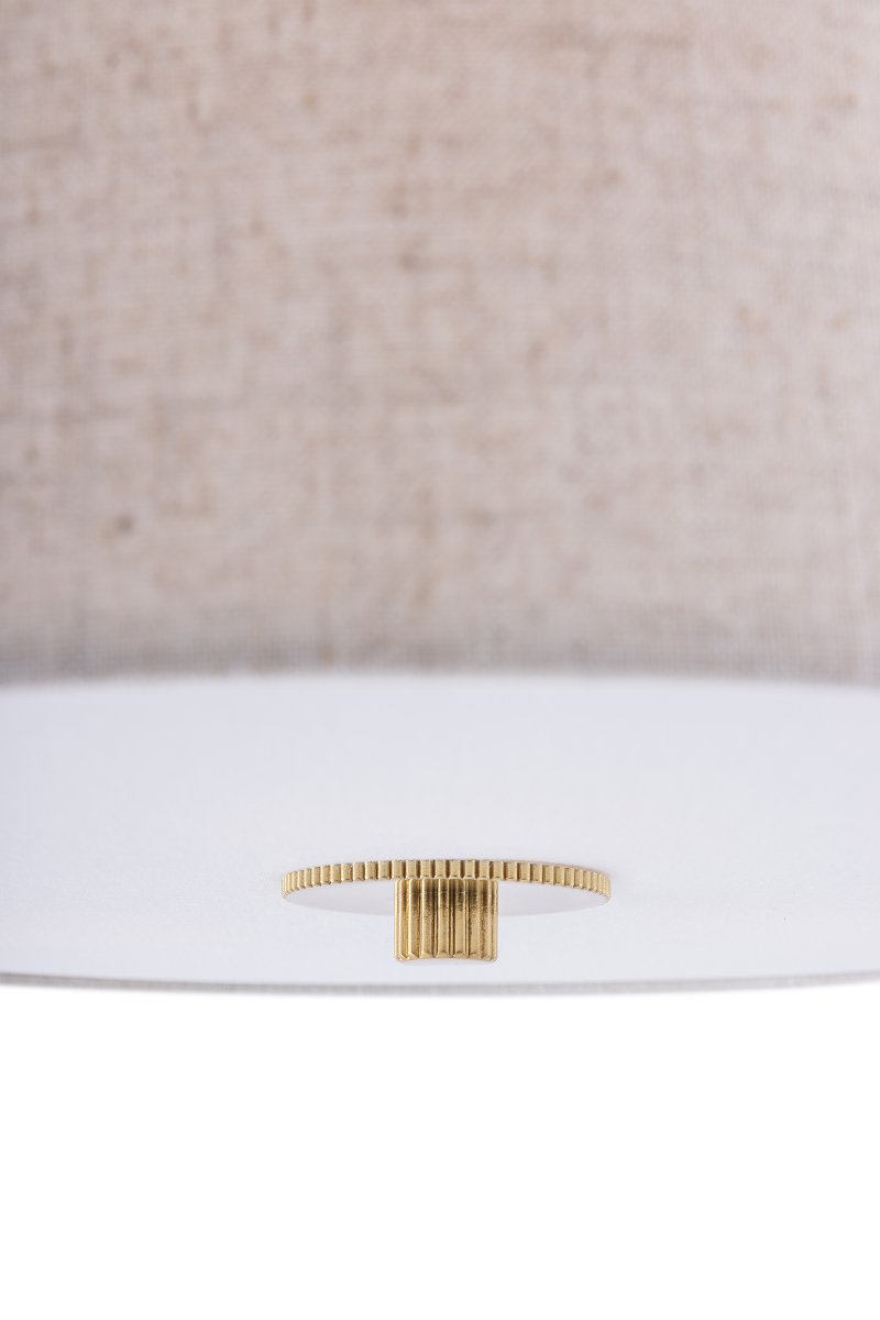Noah Ø65 Beige plafond Fra Globen Lighting - Lampen er kombineret med en detalje i poleret messing, stoffet har et levende mønster og en hvid blændingsbeskyttelse i bunden for at sprede et behageligt lys.
