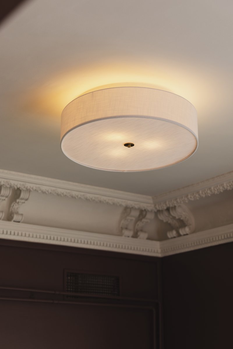 Noah Ø65 Hvid plafond Fra Globen Lighting - Noah er en stilfuld og dekorativ loftslampe, håndlavet i hvidt hørstof med en smuk, levende struktur.