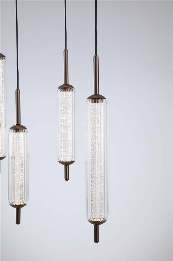 Cattail 85cm Brun loftslampe Fra Searchlight - Lampen har syv riflede, cylindriske sk&aelig;rme i klart glas, der h&aelig;nger elegant fra en aflang loftplade i en brun tone, inspireret af sivtr&aelig;ernes bl&oslash;de former.
