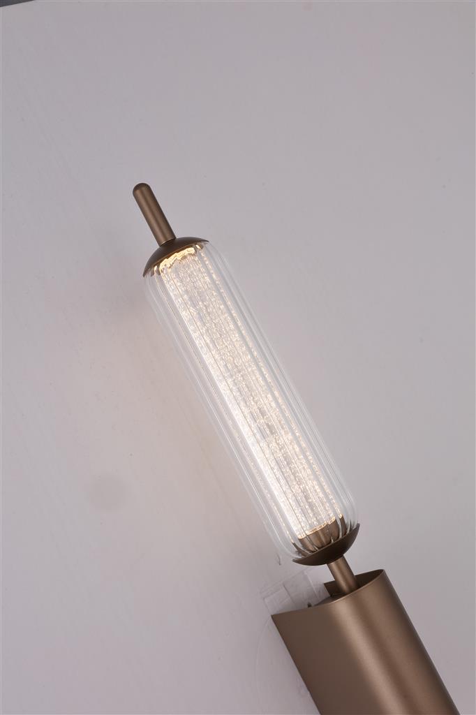 Cattail 54cm Brun væglampe Fra Searchlight - Den slanke silhuet i brunt metal er kombineret med en klar, riflet glassk&aelig;rm og en dekorativ, tekstureret diffuser, der fanger og bryder lyset p&aring; en smuk m&aring;de.